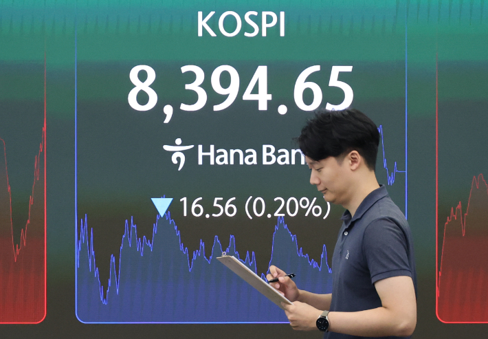 29일 서울 중구 하나은행 딜링룸 현황판에 코스피 종가가 표시돼있다. 연합뉴스