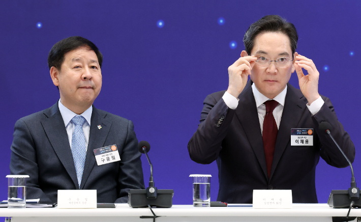 구윤철 부총리 겸 재정경제부 장관과 이재용 삼성전자 회장이 29일 청와대에서 이재명 대통령 주재로 열린 3대 메가프로젝트 국민보고회에 참석해 있다. 연합뉴스