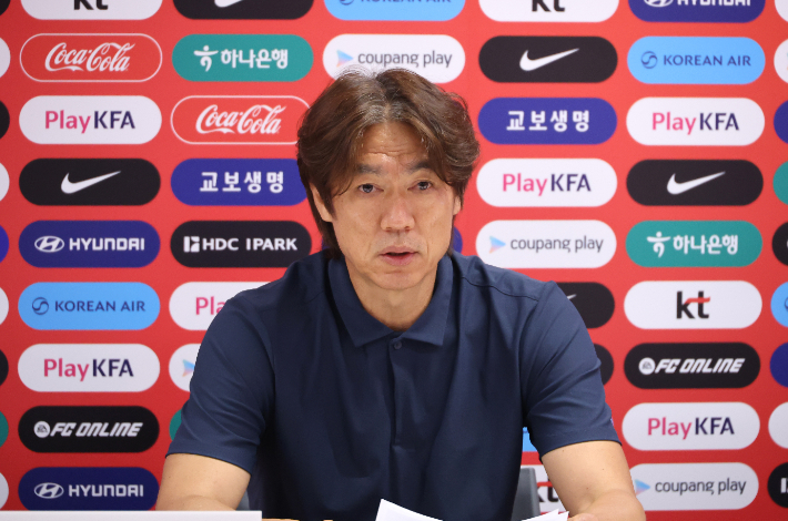 2026 북중미 월드컵에서 32강 진출에 실패한 한국축구국가대표팀의 홍명보 감독이 28일(현지시간) 멕시코 사포판 치바스 바예 베르데에서 기자회견을 하며 사퇴 의사를 밝히고 있다. 연합뉴스
