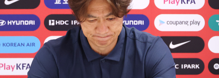 2026 북중미 월드컵에서 32강 진출에 실패한 한국축구국가대표팀의 홍명보 감독이 28일(현지 시각) 멕시코 사포판 치바스 바예 베르데에서 기자회견을 하며 사퇴 의사를 밝히고 있다. 연합뉴스 