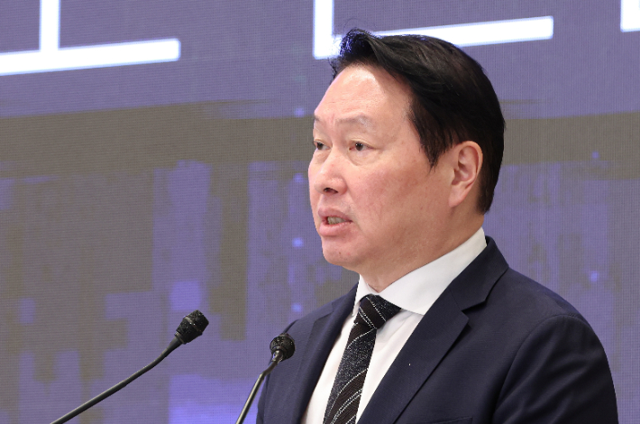최태원 SK그룹 회장이 29일 청와대에서 이재명 대통령 주재로 열린 3대 메가프로젝트 국민보고회에서 투자계획을 발표하고 있다. 연합뉴스