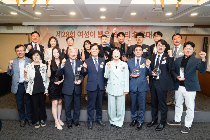 여성이 뽑은 최고의 명품대상 시상식서 전남 쌀이 20년 연속 선정된 가운데 관계자들이 퍼포먼스를 하고 있다. 전라남도 제공