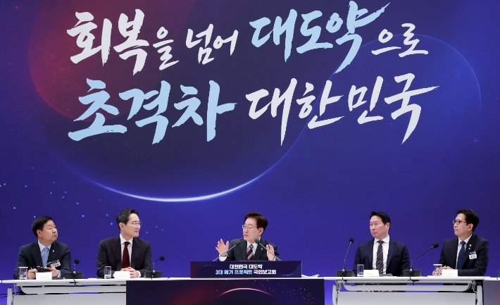 이재명 대통령이 29일 청와대에서 열린 3대 메가프로젝트 국민보고회에서 발언하고 있다. 연합뉴스