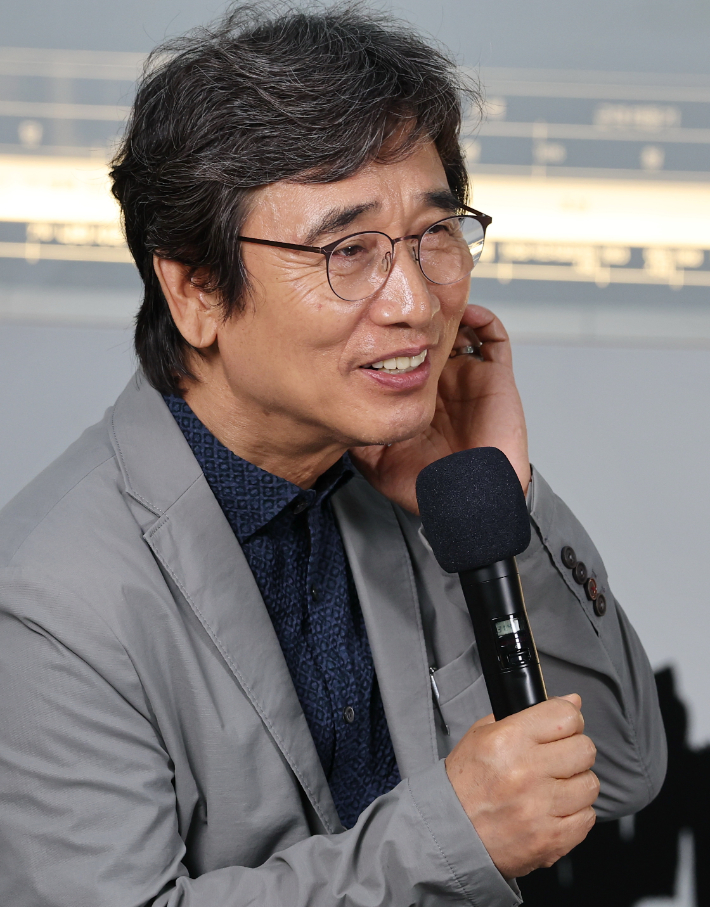 25일 서울 강남구 코엑스 서울국제도서전 평산책방 부스에서 열린 북토크에서 유시민 작가가 인사말을 하고 있다. 연합뉴스