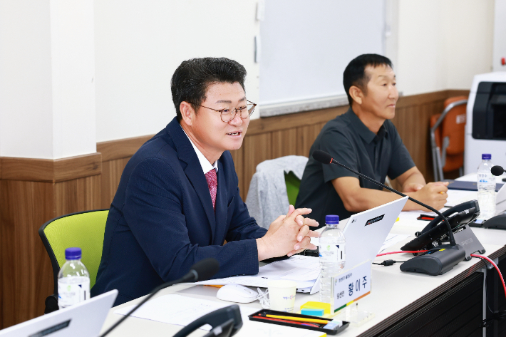 황이주 울진군수 당선인이 울진군수직 인수위 회의에서 인사말을 하고 있다. 울진군 제공