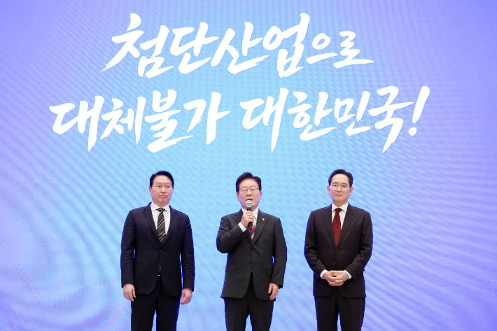 이재명 대통령이 29일 청와대에서 열린 3대 메가프로젝트 국민보고회에서 이재용 삼성전자 회장과 최태원 SK그룹 회장의 투자 발표 후 발언하고 있다. 연합뉴스