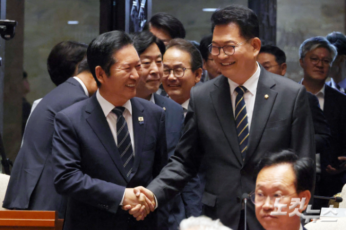 더불어민주당 정청래 대표와 송영길 의원이 11일 서울 여의도 국회에서 열린 의원총회에서 악수를 하고 있다. 윤창원 기자