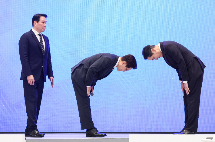 이재명 대통령이 29일 청와대에서 열린 3대 메가프로젝트 국민보고회에서 기업 투자계획 발표 후 이재용 삼성전자 회장에게 인사하고 있다. 왼쪽은 최태원 SK그룹 회장. 연합뉴스