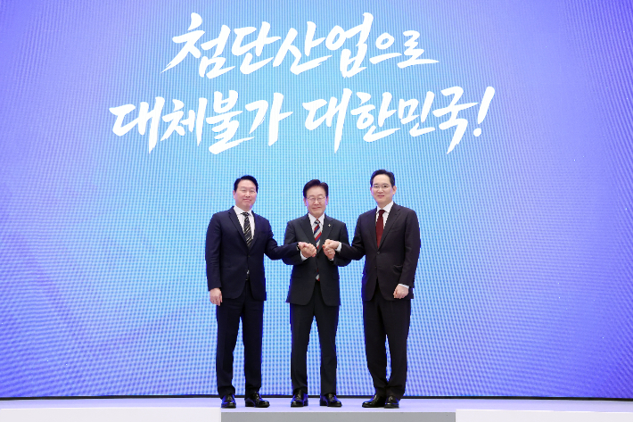 이재명 대통령과 이재용 삼성전자 회장, 최태원 SK그룹 회장이 29일 청와대에서 열린 3대 메가프로젝트 국민보고회에서 기업 투자계획 발표 후 기념촬영을 하고 있다. 연합뉴스