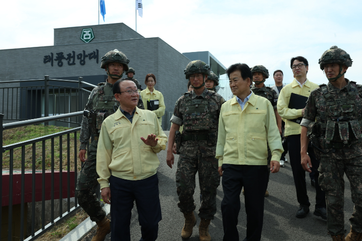 정동영 통일부 장관이 29일 경기 연천군 임진강 유역을 방문해 여름철 집중호우 대비 현장의 대응 태세를 확인하고 있다. 통일부 제공