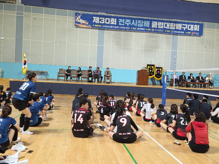 제30회 전주시장기배 클럽대항 배구대회가 지난 27~28일 전주화산체육관에서 선수와 임원 등 1천여 명이 참여한 가운데 열렸다. 전주시배구협회 제공