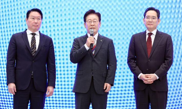이재명 대통령이 29일 청와대에서 열린 3대 메가프로젝트 국민보고회에서 이재용 삼성전자 회장과 최태원 SK그룹 회장의 기업투자 계획 발표 후 발언하고 있다. 연합뉴스