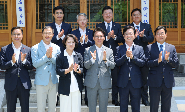 김민석 국무총리가 15일 서울 삼청동 총리공관에서 열린 국토대전환 관련 광역단체장 당선자 간담회에서 추미애 경기도지사 당선인 등 참석자들과 기념촬영을 하고 있다. 앞줄 왼쪽부터 위성곤 제주도지사 당선인, 김상욱 울산광역시장 당선인, 추미애 경기도지사 당선인, 김민석 국무총리, 허태정 대전시장 당선인, 박찬대 인천시장 당선인. 뒷줄 왼쪽부터 이원택 전북도지사 당선인, 민형배 전남광주통합특별시장 당선인, 신용한 충북도지사 당선인, 조상호 세종시장 당선인. 연합뉴스