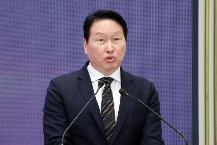 최태원 SK그룹 회장이 29일 청와대에서 이재명 대통령 주재로 열린 3대 메가프로젝트 국민보고회에서 투자계획을 발표하고 있다. 연합뉴스