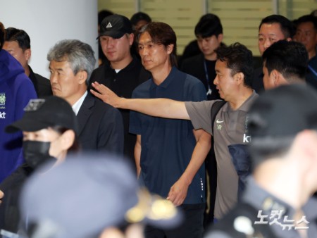 2026 북중미 월드컵에서 조별리그를 통과하지 못한 축구 국가대표팀 홍명보 전 감독과 일부 선수들이 25일 인천국제공항 2터미널로 귀국하고 있다.