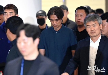 고개숙인채 귀국하는 홍명보 전 감독