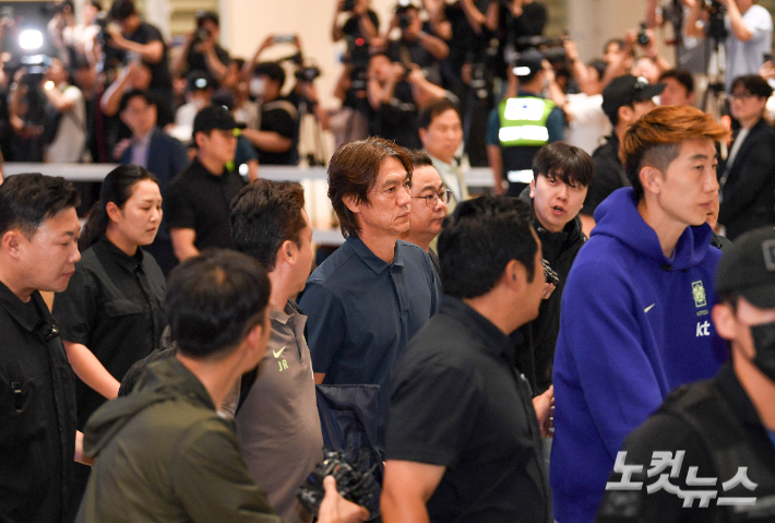 2026 북중미 월드컵에서 조별리그를 통과하지 못한 축구 국가대표팀 홍명보 전 감독과 일부 선수들이 30일 인천국제공항 2터미널로 귀국하고 있다. 인천공항=황진환 기자