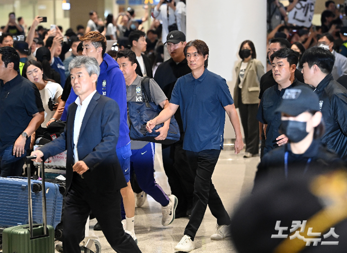 2026 북중미 월드컵에서 조별리그를 통과하지 못한 축구 국가대표팀 홍명보 전 감독과 일부 선수들이 30일 인천국제공항 2터미널로 귀국하고 있다. 인천공항=황진환 기자