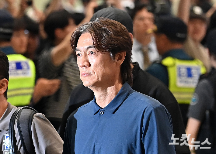 2026 북중미 월드컵에서 조별리그를 통과하지 못한 축구 국가대표팀 홍명보 전 감독과 일부 선수들이 30일 인천국제공항 2터미널로 귀국하고 있다. 인천공항=황진환 기자