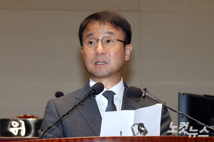 더불어민주당 한병도 당 대표 직무대행 겸 원내대표가 29일 서울 여의도 국회에서 열린 의원총회에서 발언을 하고 있다. 윤창원 기자