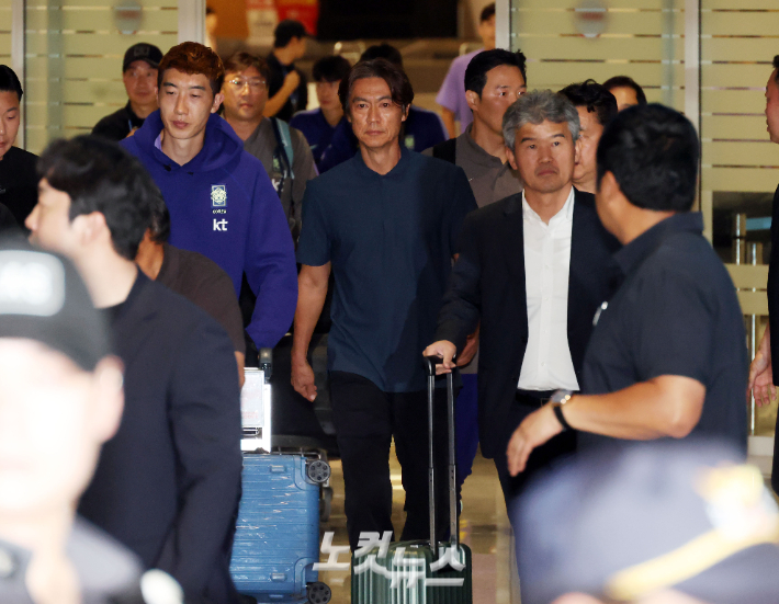 2026 북중미월드컵에서 조별 리그를 통과하지 못한 축구 국가대표팀 홍명보 전 감독과 일부 선수들이 30일 어두운 표정으로 인천국제공항 2터미널을 통해 귀국하고 있다. 인천공항=황진환 기자 