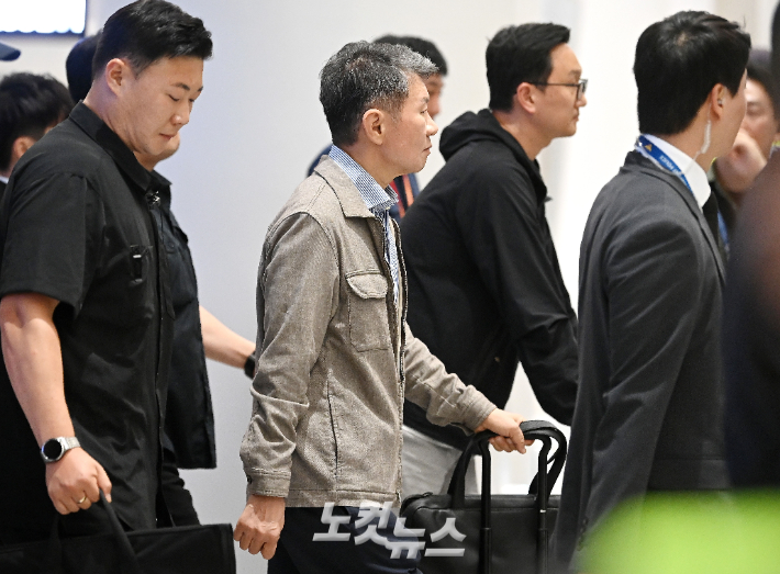 정몽규 대한축구협회장이 30일 인천국제공항 2터미널로 귀국하고 있다. 인천공항=황진환 기자