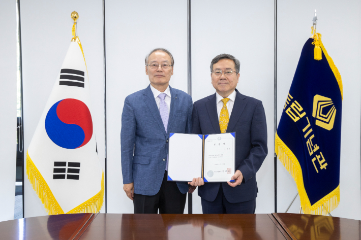 김희곤 독립기념관장(왼쪽)과 장세윤 한국독립운동사연구소장이 기념촬영을 하고 있다. 독립기념관 제공