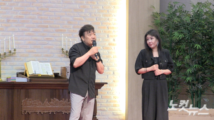 찬양사역자 최인혁 목사(왼쪽)와 장한이 사모(오른쪽)가 함께 찬양을 하고 있다. 이바울 기자