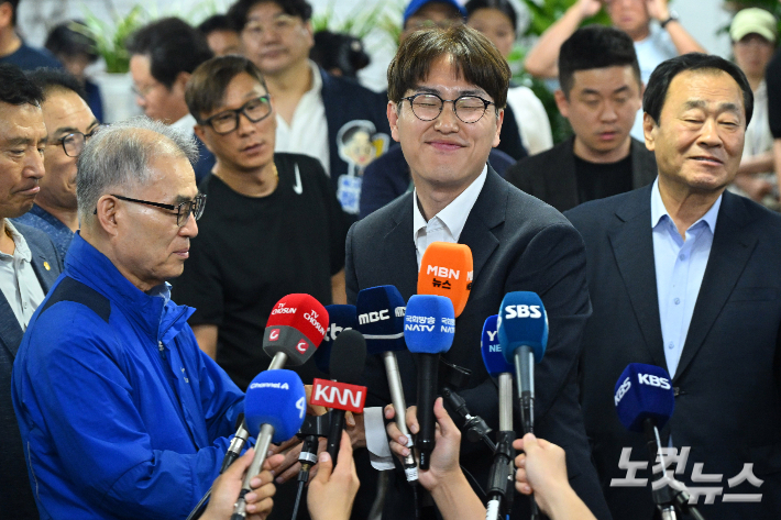 하정우 더불어민주당 부산 북구갑 국회의원 후보가 지난 4일 부산 북구 선거사무소에서 패배가 확정된 뒤 지지자들의 격려를 받고 있다. 부산＝류영주 기자