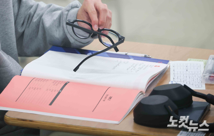 2026학년도 대학수학능력시험이 실시된 13일 오전 서울 용산구 용산고등학교에서 수험생들이 시험 준비를 하고 있다. 사진공동취재단