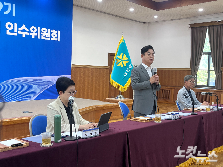허태정 대전시장 당선인이 30일 인수위 전체회의에서 0시 축제 폐기 입장을 밝히고 있다. 정세영 기자