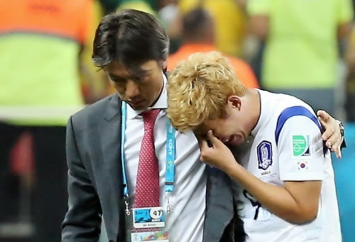 2014년 브라질월드컵 당시 홍명보 감독(사진 왼쪽)과 손흥민. 손흥민이 16강 탈락 확정 후 오열하고 있다. 연합뉴스