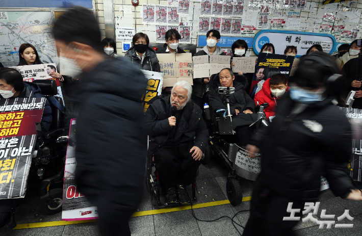 전국장애인차별철폐연대(전장연) 박경석 상임공동대표가 서울 지하철4호선 혜화역 승강장에서 기자회견을 갖고있다. 황진환 기자