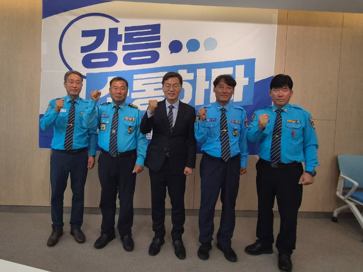 개인택시 강릉시지부와 강릉모범운전자회를 만나 애로사항을 청취한 김중남 강릉시장 당선인. 인수위원회 제공