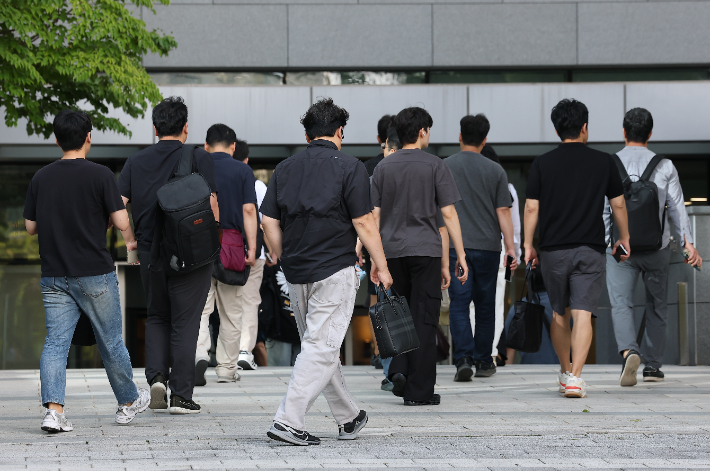 출근하는 직장인들. 연합뉴스