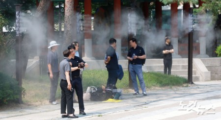 서울 전역에 폭염주의보가 발효된 가운데 서울 종로구 청와대 앞 분수대 광장에서 쿨링포그가 가동되고 있다.
