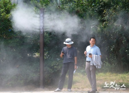 서울 전역에 폭염주의보가 발효된 가운데 서울 종로구 청와대 앞 분수대 광장에서 쿨링포그가 가동되고 있다.