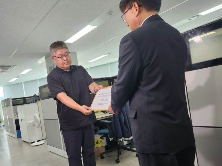 광주일고 이규연 교장이 30일 대한야구소프트볼협회를 방문해 전날 서울 목동구장에서 열린 제81회 청룡기 전국 고교 야구 선수권 대회에서 상대 팀인 배재고 야구부 일부 선수가 광주일고 야구부 더그아웃을 향해 '스타벅스 가자'며 지역 비하성 응원을 한 데에 대해 항의문을 전달했다. 광주일고 제공