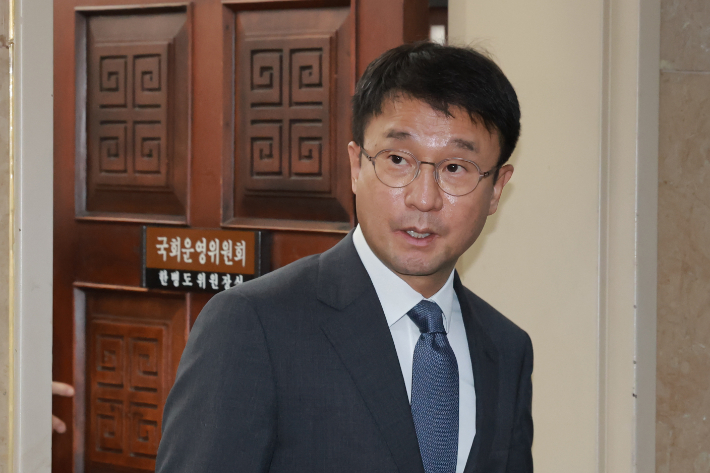 더불어민주당 한병도 원내대표가 30일 국회에서 22대 국회 하반기 원 구성을 위한 국민의힘 정점식 원내대표와의 회동을 마치고 운영위원장실에서 나오고 있다. 연합뉴스