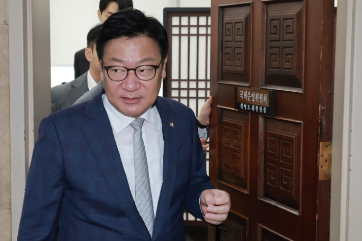 국민의힘 정점식 원내대표가 30일 국회에서 22대 국회 하반기 원 구성을 위한 더불어민주당 한병도 원내대표와의 회동을 마치고 운영위원장실에서 나오고 있다. 여야 원내대표는 합의에 이르지 못했다고 밝혔다. 연합뉴스