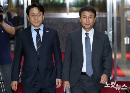 여야 원구성 협상 위해 이동하는 한병도·천준호