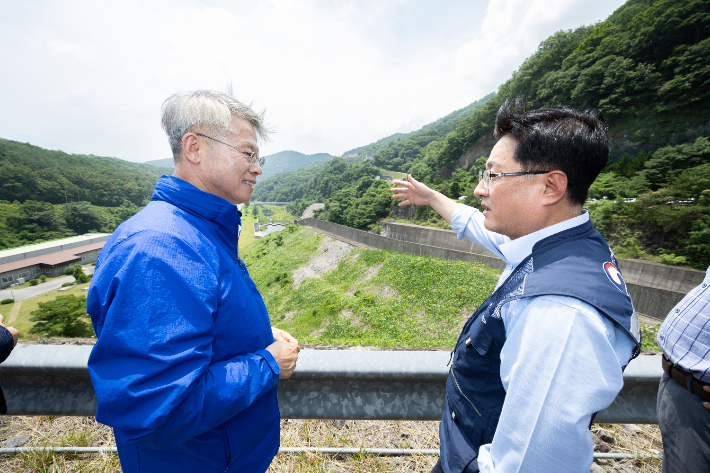 김성환 기후에너지환경부 장관이 30일 전남 화순군 동복댐을 찾아 용수 공급을 위한 동복댐 활용 방안을 논의하고 있다. 기후부 제공