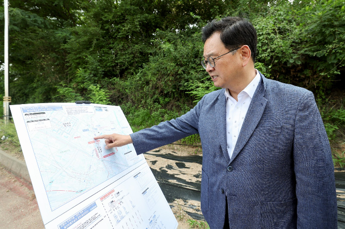 민경선 고양특례시장 당선인이 지난 29일 일산IC 현장에서 직결램프 설치 방안을 살펴보고 있다. 고양대전환준비위원회 제공