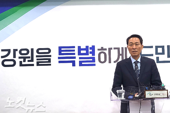 우상호 강원도지사 당선인이 30일 강원도청 브리핑룸에서 데이터센터 추진과 관련한 기자회견을 열었다. 박정민 기자 