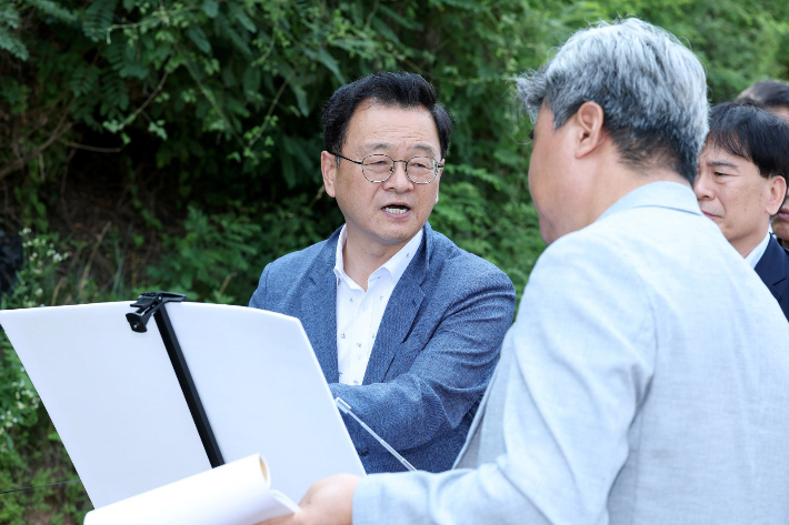 민경선 고양특례시장 당선인(왼쪽)이 일산IC 현장에서 직결램프 설치 방안을 논의하고 있다. 고양대전환준비위원회 제공