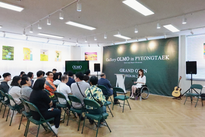 장애예술인 작가 및 가족들이 참석한 가운데 올모평택 개소식이 진행되고 있다. 현대제철 제공