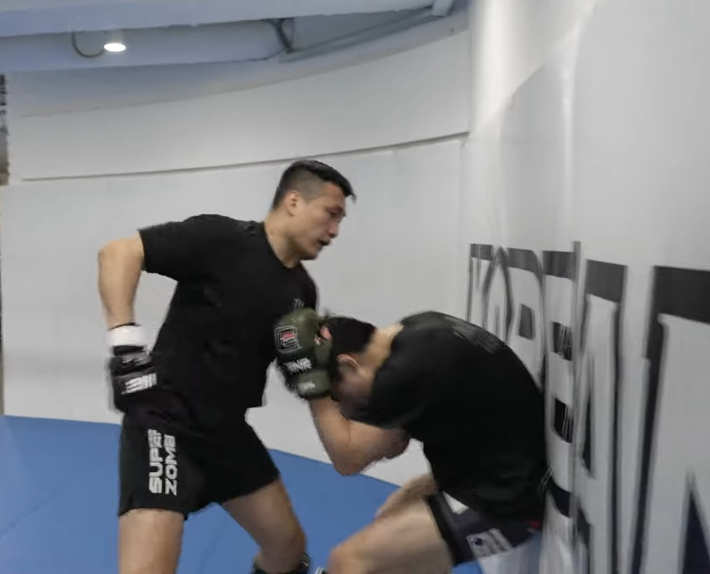 '코리안 좀비' 정찬성이 MMA 국가대표 최은석과의 스파링에서 펀치 공격을 하고있다. 정찬성 SNS 영상 캡처