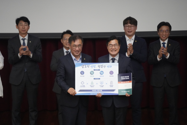 맹성규 위원장과 박찬대 인천시장 당선인 모습. 인수위 측 제공