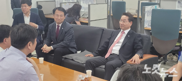 30일 유정복 인천시장이 성용원 대변인, 신재경 정무부시장 등과 함께 기자실을 방문한 모습. 박창주 기자