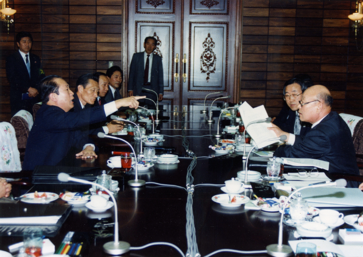 통일부는 1991년 12월부터 1993년 1월까지 총 32회에 걸쳐 진행된 핵협상을 기록한 3836쪽 분량의 남북회담 문서를 30일 새로 공개했다. 연합뉴스